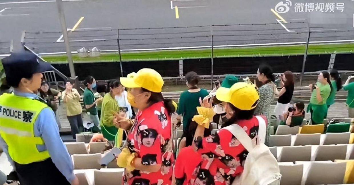 有人就在那, 也有人洗 有人就在那, 也有人洗