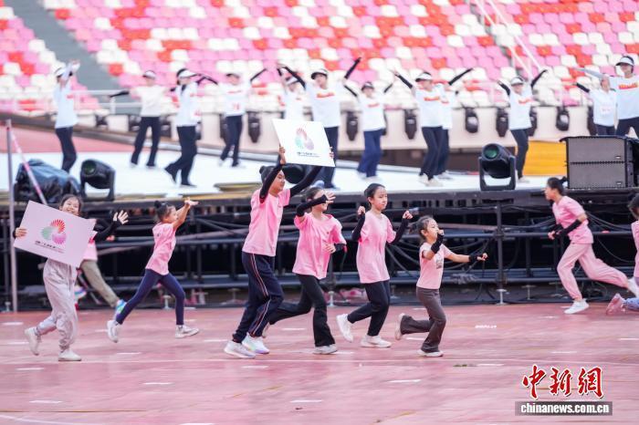 汇入时代暖, 分篇章推进, 联排合成与